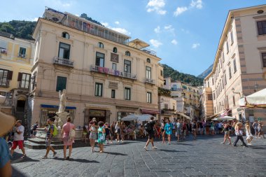 Amalfi, İtalya - 19 Ağustos 2019: Merkez sokaklardan birinde Amalfi şehri sakinleri ve konukları