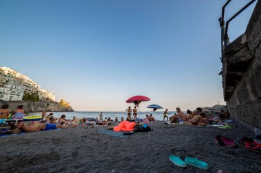 Amalfi, İtalya - 19 Ağustos 2019: İnsanlar İtalya 'nın Amalfi plajında dinleniyor