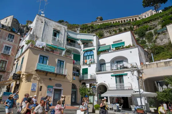 Amalfi, İtalya - 19 Ağustos 2019: Merkezi caddelerden birinde bulunan Amalfi kentinin konut binalarının görüntüsü