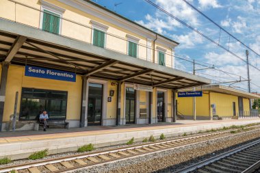 Sesto Fiorentino, İtalya - 21 Ağustos 2019: İtalya 'nın Sesto Fiorentino kentindeki tren istasyonu
