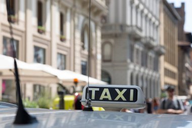 Kontrol taksisi bulanık bir arkaplanda çatıdaki arabayı yaktı.