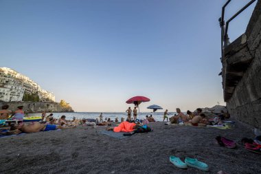 Amalfi, İtalya - 19 Ağustos 2019: İnsanlar İtalya 'nın Amalfi plajında dinleniyor