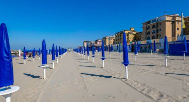 Castel Volturno, İtalya - 20 Ağustos 2019: İtalya 'daki Castel Volturno şehrinde sabah sahili manzarası