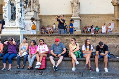 Floransa, İtalya - 21 Ağustos 2019: Turistler Floransa 'daki Piazza della Signoria' da dinleniyor