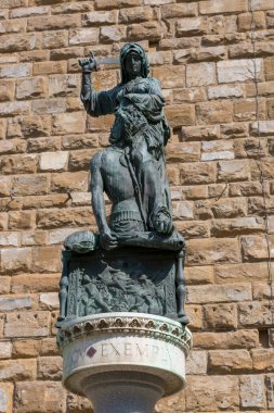 Florence, İtalya - 21 Ağustos 2019: Floransa 'daki Piazza Signoria' da Judith 'in Holofernes heykeli