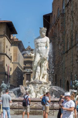 Floransa, İtalya - 21 Ağustos 2019: Floransa 'daki Neptün Çeşmesi önündeki Piazza Signoria' da İnsanlar