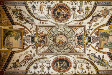 Florence, İtalya - 21 Ağustos 2019: Floransa 'daki Uffizi Galerisi' nin müze koridorunun dekore edilmiş tavanı