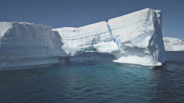 Aerial Zoom Flight Antarctica Ocean Sunlit Iceberg Inglés Montañas Cubiertas —  Fotos de Stock