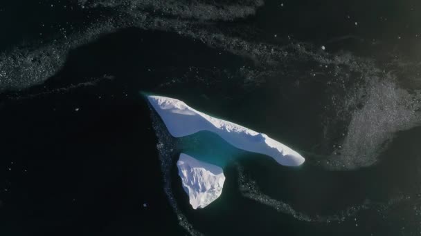 南极冰山 无人机俯瞰飞行 上下颠倒南极洲独白雪山概览 在极地冬季海水中 大自然原生态的美丽 惊人的镜头 — 图库视频影像