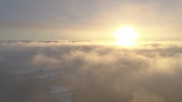 Ηλιοβασίλεμα Στην Ομίχλη Λευκά Σύννεφα Ουρανό Αεροπλάνο Τηλεκατευθυνόμενο Επική Πανοραμική — Αρχείο Βίντεο