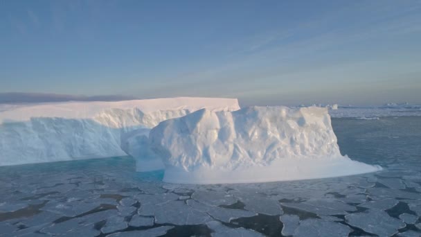 Blauwe Ijsberg Luchtfoto Van Dichtbij Wit Antarctica Panoramisch Uitzicht Drone — Stockvideo