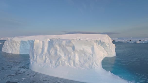 Luchtfoto Van Close Witte Blauwe Ijsberg Antarctica Panoramisch Uitzicht Drone — Stockvideo