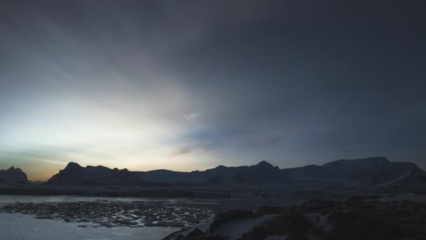 南極の雪山の空中眺望を超える極夜 南極の冬の空の日の出 海の開いた水 美しい空の地平線の風景 トップドローンフライトフットステージショット — ストック動画
