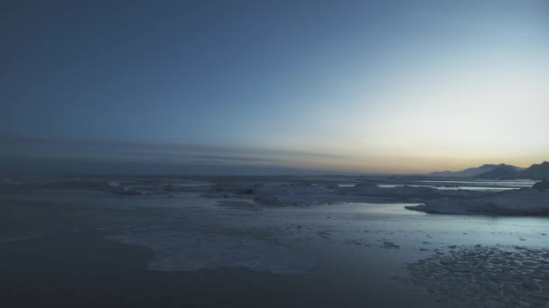 南極の雪山の上の極夜のパノラマ風景 南極の冬の海のスカイサンセット オープンウォーター 美しい空の地平線の風景 トップドローンフライトフットステージショット — ストック動画