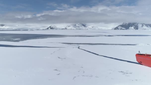 남극해를 항해하는 아이스브레이커 로렌스 리서치 Laurence Gould Research Boat 줌아웃 — 비디오