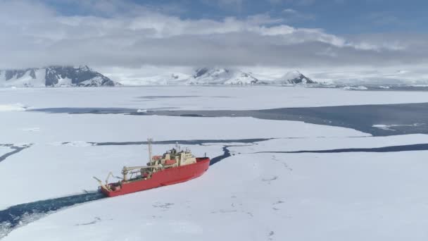Κόκκινο Σκάφος Παγοθραυστικό Που Πλέει Στα Νερά Της Ανταρκτικής Αεροφωτογραφία — Αρχείο Βίντεο