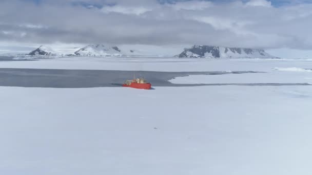 Rompehielos Rojo Rompe Hielo Antártida Haciendo Camino Vista Aérea Vuelo — Vídeo de stock