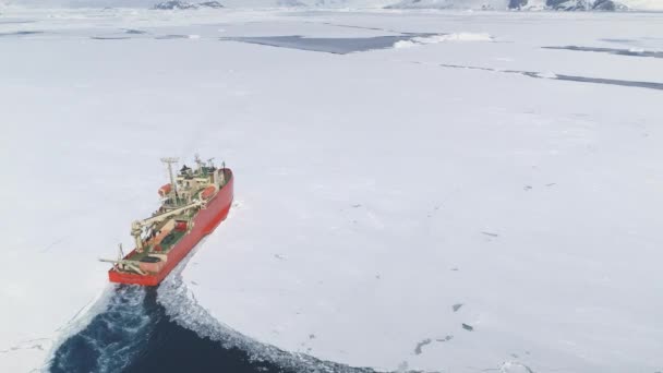 Ledoborec Prorazí Ledovec Své Cestě Rudý Nukleární Ledoborec Proplouvá Antarktidou — Stock video