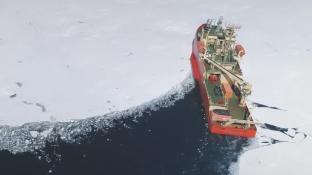 Buque Rompehielos Navegando Por Aguas Antárticas Rompe Hielo Camino Vista — Vídeo de stock