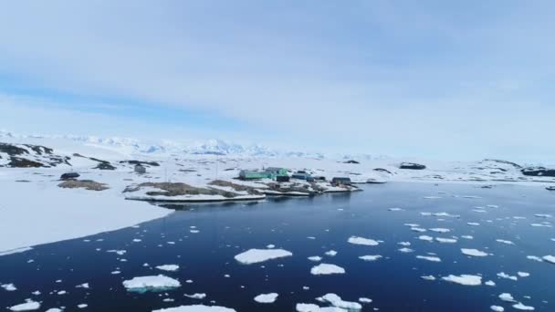 Widok Lotu Ptaka Vernadsky Base Station Półwyspie Antarktycznym Wybrzeże Oceanu — Wideo stockowe
