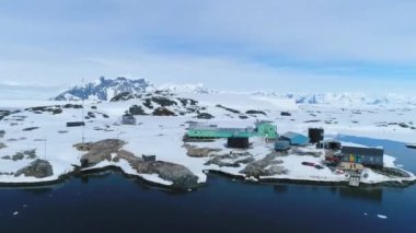 Antarktika Yarımadası Vernadsky Üssü 'nün hava görüntüsünü araştır. Güney Kutbu 'nda eriyen buzlarla Antarktika Okyanusu kıyısında. En tepede küresel ısınma kavramını somutlaştıran görkemli doğa manzarası.