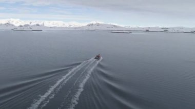 Kutup Okyanusunda Hızlı Hareketli Tekne. Antarktika Su Üzerindeki Hava Uçuşu. Harika bir insansız hava aracı görüntüsü. Turistik Zodiac botlu Antarktika Okyanusu Suyu. Güney Kutbu Manzarası