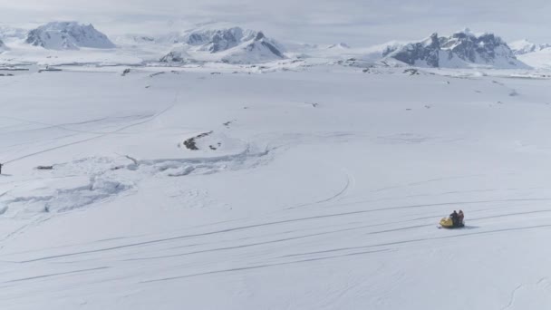 Letecký Let Přes Rychle Pohybující Skútr Ski Doo Antarktida Krajina — Stock video