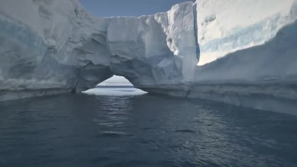 南極大陸空中ドローン飛行 アイスバーグ アーチへ 冷たい海洋の中の巨大な氷山の概要 冬の風景 厳しい環境で手つかずの自然 ウィルダネス — ストック動画