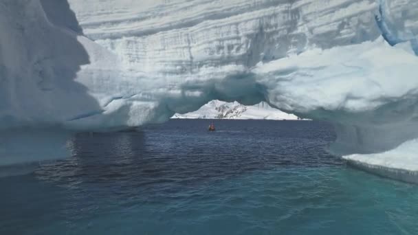 南极航空无人机飞往冰山拱门 寒冷的极地海洋中的巨大冰山概览 冬天的风景 在严酷的环境中保持自然不变 — 图库视频影像