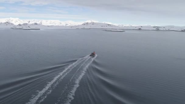 Szybko Poruszająca Się Łódź Oceanie Polarnym Antarktyda Lot Lotniczy Nad — Wideo stockowe