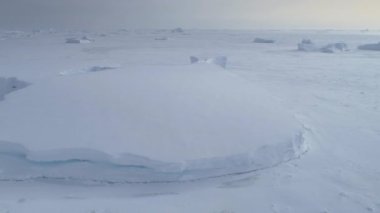 Buzdağı Donmuş Okyanus Havacılık Manzarasında Sıkıştı. Yarımada Kıyısı 'nda kar Antarktika Gölünü Kaplamıştı. Kış Huzurlu Soğuk İzlanda Deniz Floe İnsansız Hava Aracı Çekimi