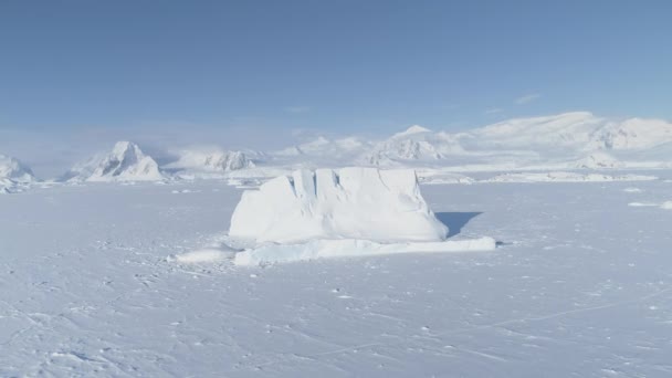 Zamarznięta Góra Lodowa Antarktydzie Woda Lodowa Horyzontu Antarktyczna Zima Polarna — Wideo stockowe