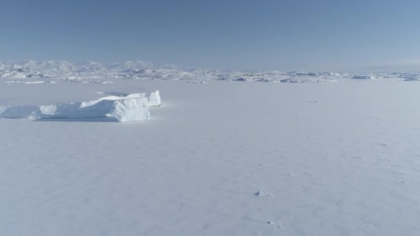 Gefrorener Eisberg Der Antarktis Meereis Wüstenwasser Bis Zum Horizont Antarktischer — Stockvideo
