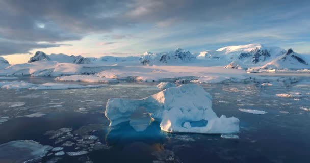 Zonsondergang Antarctische Ijsberg Drijvend Ijzige Oceaan Met Sneeuw Bedekte Bergen — Stockvideo
