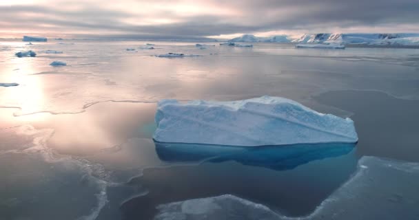 Glaciar Azul Reflejado Superficie Congelada Del Océano Helado Antártida Puesta — Vídeos de Stock