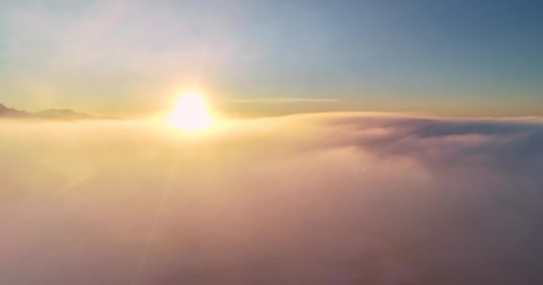 Jasny Kolorowy Zachód Słońca Nad Ruchomymi Chmurami Mgłą Antarktyda Lotu — Wideo stockowe