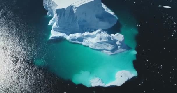 Hatalmas Jéghegy Úszik Türkiz Fagyott Óceáni Vízben Antarktisz Fenséges Olvadó — Stock videók