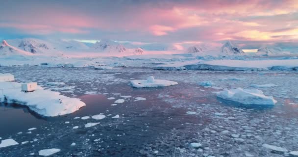 Otroligt Ljus Solnedgång Över Antarktis Landskap Kallt Hav Glaciärer Snötäckta — Stockvideo