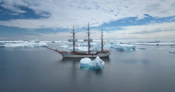 Houten Zeiljacht Reizen Antarctica Ijsgletsjers Koude Oceaan Zeilboot Reis Naar — Stockvideo