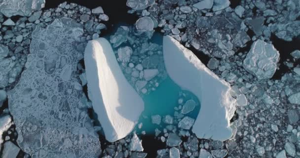 青い氷の海に浮かぶ南極の氷河 氷山融解 環境生態学 気候変動 地球温暖化 北極の冬の風景 自然の背景 ドローン回転パノラマをズームアウトする — ストック動画