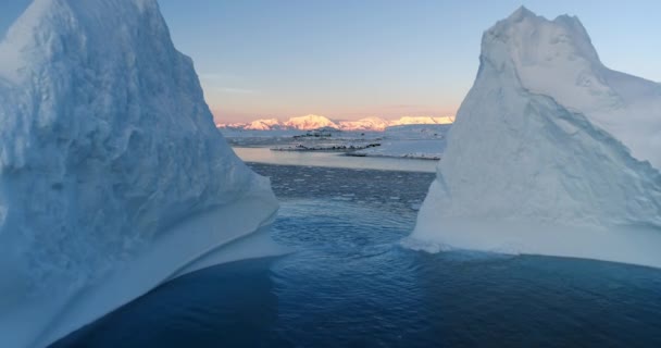Vuelo Con Drones Entre Dos Icebergs Antártida Una Impresionante Escena — Vídeos de Stock