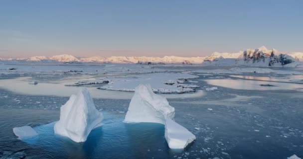 氷河を溶かす南極の冬の風景 凍った水に浮かぶ氷山を越えたドローン飛行 地球温暖化の環境問題 北極の冬の風景と気候変動問題 — ストック動画