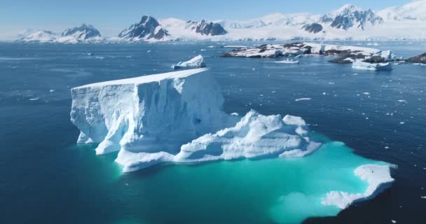 Λιώνει Παγόβουνο Στην Ανταρκτική Την Ηλιόλουστη Μέρα Τεράστιος Παγετώνας Γαλαζοπράσινα — Αρχείο Βίντεο