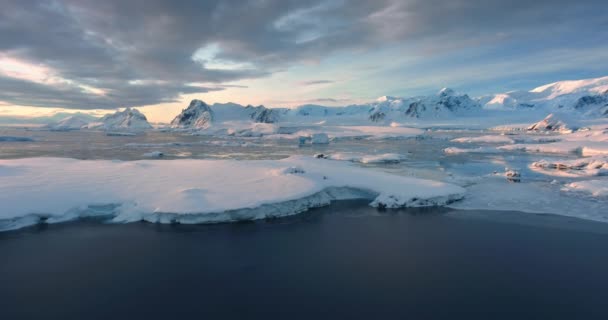 Fliegen Sie Über Dem Gefrorenen Panorama Der Antarktis Schneebedeckte Gebirgsketten — Stockvideo