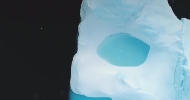Blå Glaciär Smälter Antarktis Snötäckt Isberg Med Smält Vattenhål Polars — Stockvideo