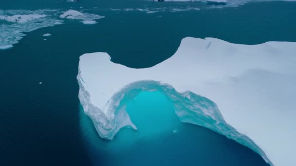 Riesiges Antennenpanorama Des Antarktischen Gletschers Schneebedeckter Eisberg Mit Geschmolzenem Loch — Stockvideo