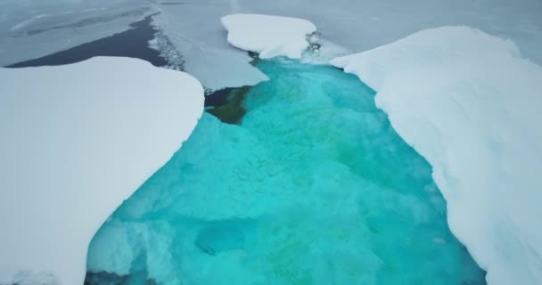 Schmelzende Arktisch Blaue Wassergletscher Luftaufnahme Schneebedeckte Eisberge Mit Geschmolzenem Türkisfarbenem — Stockvideo