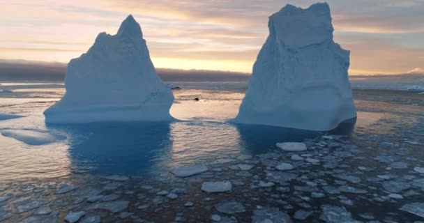 Два Антарктичних Танення Айсбергів Ландшафті Заходу Сонця Політ Безпілотника Між — стокове відео