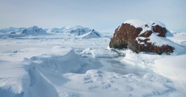 南极雪山山脉冬季景观 飞越原野的南极洲 去冰封的北极雪地的惊人旅程 探索冰冷的奇迹 低角无人驾驶飞机飞行 — 图库视频影像