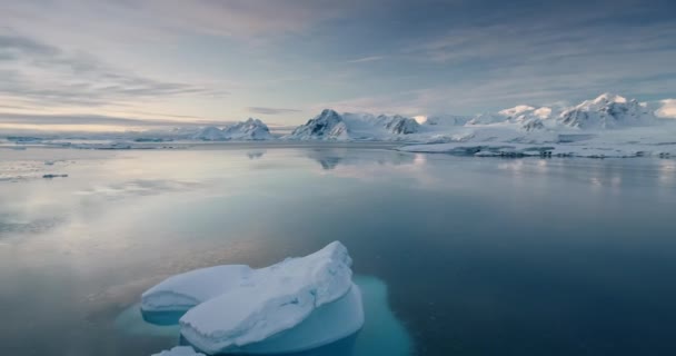 Arctische Winter Panorama Smeltende Gletsjer Blauw Oceaanwater Besneeuwde Bergen Achtergrond — Stockvideo